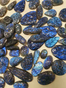 อัญมณีทรงหลังเบี้ยแกะสลักรูปร่างลาบราดอไรต์ธรรมชาติไฟสีน้ำเงิน - Product Image 4