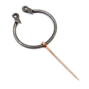 Broche médiévale artisanale à motif Damas pour cape, attache à extrémités courbées, épingle en acier au carbone, Pasha Enterprises - Product Image 3
