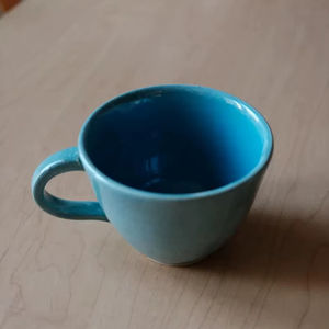 Elegante Taza de Cerámica para Capuchino con Glaseado Verde Azulado Intenso, Cuerpo Curvo, Borde Suave, Asa Cómoda, Retención de Calor, Diseño Artesanal - Product Image 1