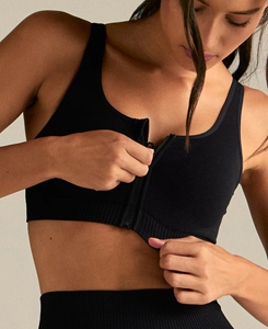 Sujetador deportivo de yoga sin costuras negro de alta gama para mujer, con cuello en U, espalda cruzada, cremallera frontal, alta sujeción, transpirable, cómodo, duradero y de color liso. - Product Image 1