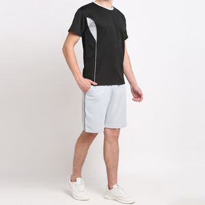 Ensemble deux pièces d'été personnalisé pour homme avec t-shirt à manches courtes en coton uni et short en tissu respirant, parfait pour un usage quotidien - Product Image 1