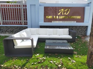 Ensemble de canapés en rotin contemporain pour l'extérieur avec coussins gris et table basse en verre pour usage en jardin - Product Image 5