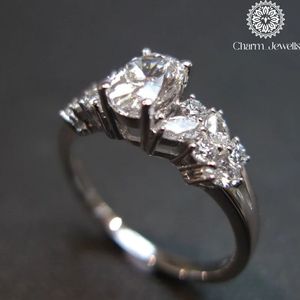Anillo de Compromiso de Plata para Mujer Charm_Jewells con Moissanita de Corte Cojín, Certificado IGI, Engaste Clásico de Garras, Diseño Floral - Product Image 3