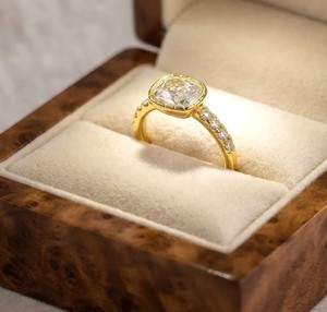 Bague de fiançailles en or massif 9K 10K 14K 18K avec diamant de laboratoire certifié IGI, taille coussin, couleur DEF, clarté VS VVS, provenance Mine Ancienne Majestueuse - Product Image 1