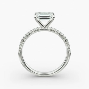 Anillo de compromiso de platino con diamante talla esmeralda, engaste pavé, clásico para mujer - Product Image 2