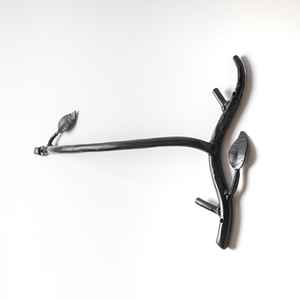 Organizador de toallas de baño decorativo de hierro con elegante estructura curva y base de montaje resistente para interiores rústicos modernos - Product Image 3