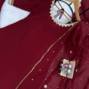 Ensemble de tenue de soirée ethnique de créateur en faux georgette avec kurti à motifs miroir, palazzo et dupatta à bordure en dentelle brodée - Product Image 2