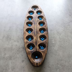 Jeu de Mancala en bois brut sculpté à la main avec des pions en verre turquoise, jeu de stratégie traditionnel pour table - Product Image 4