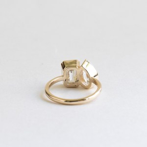 Bague de fiançailles unique Toi et Moi en gros, sertie de diamants taille poire et émeraude, deux pierres, en or massif 14K/18K, bague duo - Product Image 3