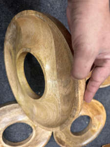 Venta al por mayor de platos de Madera hechos a mano para charcutería decorativa y aperitivos para servir pulidos por artesanos carpinteros - Product Image 3