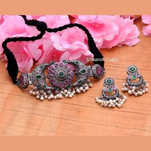 Ensemble de colliers ras-du-cou bohème hippie en argent oxydé et plaqué noir avec pierres antiques, idéal pour les fêtes - Product Image 4