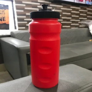 Bouteille d'eau rouge design avec finition élégante et couvercle pratique pour les voyages, l'école, le bureau et l'hydratation quotidienne - Product Image 2