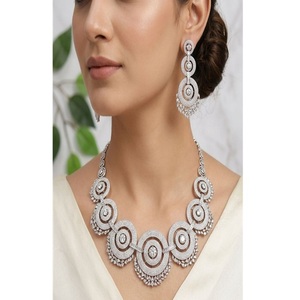 Ensemble collier et boucles d'oreilles tendance en cristal plaqué argent pour femme, bijoux de mariage géométriques, parures de bijoux classiques en alliage à la mode - Product Image 1