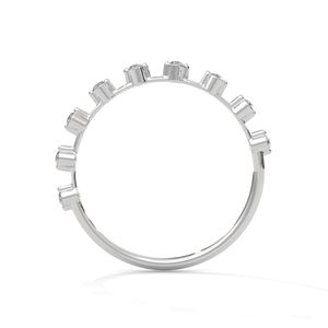 Elegante Anillo de Eternidad con Baño de Oro Blanco y Esmeraldas Baguette, con Diamantes Creados en Laboratorio para Novias - Product Image 3