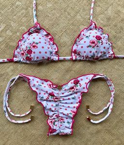 Ensemble de bikini à imprimé floral tropical géométrique, haut triangle à col halter, bas échancré qui flattere les fesses, deux pièces - Product Image 1