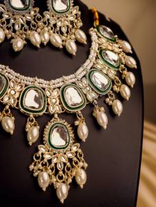 Collier traditionnel indien en or plaqué or avec bijoux Kundan et Meenakari verts, avec boucles d'oreilles et Maang Tikka, pour mariée, mariage, vente en gros pour femmes - Product Image 3