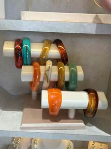 Elegante Brazalete de Resina Hecho a Mano con Detalles Artísticos, Regalo Premium para Mujer - Product Image 4