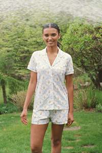 Ensemble pyjama en satin à imprimé floral pour femmes, longueur genou, manches courtes, boutons sur le devant, vêtements de nuit légers, vêtements de détente d'été - Product Image 3
