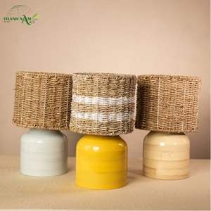 Lampe de table d'intérieur minimaliste moderne en bambou naturel fait main avec abat-jour tissé à la main - Product Image 1