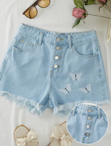 Shorts de mezclilla para mujer, lavado claro, con botones, dobladillo deshilachado y mariposa bordada - Product Image 5