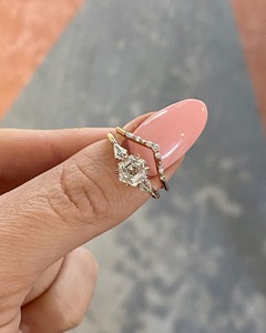 Bague de fiançailles et de mariage audacieuse en or rose 14K avec diamant de laboratoire taille hexagonale 1,93 carats et pierres latérales en forme de cerf-volant - Product Image 1