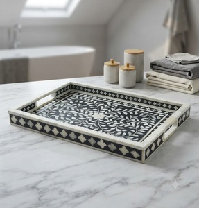Plateau rectangulaire en résine avec motif floral gravé, fait main pour l'organisation de la salle de bain à l'occasion de Diwali, design contemporain avec poignée - Product Image 1