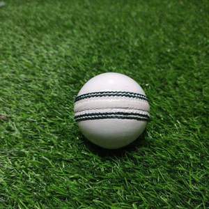 Pelotas de Cricket de Cuero Cosidas a Mano de Primera Calidad al por Mayor 2026, Pelota Dura Blanca para Cricket con Logotipo Personalizado - Product Image 1
