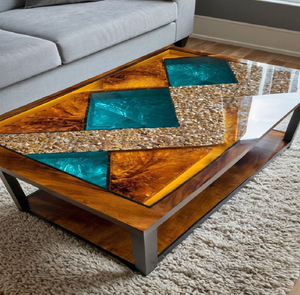 Esta mesa de centro rectangular artística combina secciones geométricas de madera con ventanas de resina azul y piedras, a precios de mayorista. - Product Image 1