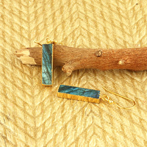 Boucles d'oreilles hypoallergéniques en labradorite naturelle multicolore, forme barre, laiton plaqué or 18 carats, légères, pour un usage quotidien. - Product Image 4