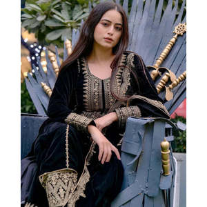 Ensemble de costume noir impérial pour femme avec des accents dorés exquis - Product Image 2