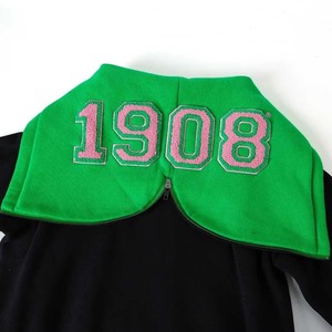 Sudadera con Capucha Unisex AKA Black Prep, Bordado Chenille Verde y Rosa con Letras Griegas, Ajuste Premium, 100% Algodón, Transpirable y de Secado Rápido - Product Image 4