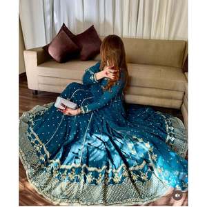 ชุดสำหรับผู้หญิงชุดออกงานปาร์ตี้หรูหราพร้อม pent and dupatta ทันสมัยและเก๋ไก๋ - Product Image 5