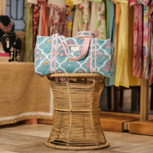 Grand sac de voyage matelassé style week-end pour femme, imprimé floral coloré, doublure en coton, fermeture éclair, deux poignées, sacs ouverts - Product Image 1