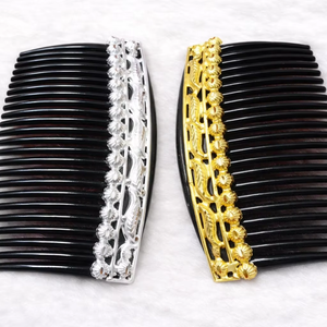 Peigne à cheveux MOLL JEWELLERS vintage plaqué or, fait main, écologique, étanche, élégant, en alliage, avec mini animaux et pompon - Product Image 1