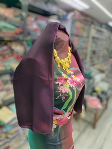 Dirac suisse allemand violet prune à imprimé floral |   Vêtements de fête et de cérémonie somaliens - Product Image 2