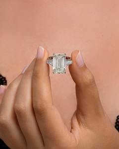 Anillo de Compromiso con Diamante Cultivado en Laboratorio, Corte Esmeralda, 11 Quilates, Anillo de Tres Piedras con Diamante Alargado, Certificado IGI - Product Image 3