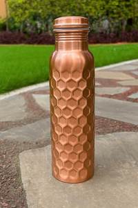 Bouteille d'eau en cuivre pur à finition nid d'abeille hexagonal, gourde métallique, fournisseur en gros - Product Image 1