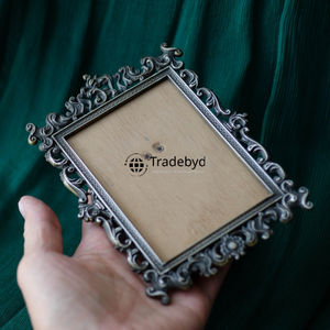 Cadre photo en métal fait main, élégant, écologique, léger, avec option de logo personnalisé pour offrir en cadeau par Tradebyd - Product Image 2