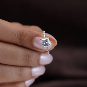 แหวนหมั้นเพชรโมอิสแบบตัดสำหรับเจ้าหญิงสีทอง18K สีขาวทึบพร้อมการตั้งค่าระยะห่างสไตล์อินเทรนด์สำหรับงานแต่งงานของขวัญเจ้าสาว - Product Image 1