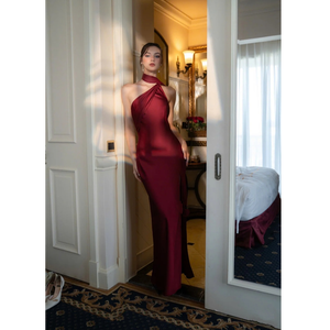 Robe longue sirène en satin bordeaux à col asymétrique et écharpe intégrée ou robe longue asymétrique rouge profond avec détail écharpe - Product Image 1