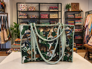 Sac fourre-tout matelassé en coton élégant Le Souvenirs, imprimé jungle, léger et durable, avec poches intérieures et fermeture éclair - Product Image 4