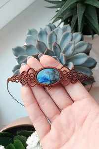 สร้อยข้อมือมาคราเม่ลาบราโดไรต์ ประกายสีฟ้า รูปไข่ เชือกสีน้ำตาล สไตล์โบโฮ ทำมือ ปรับขนาดได้ เครื่องประดับโดดเด่น HARI OM CREATIONS สำหรับทุกเพศ - Product Image 4