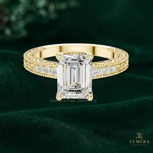 Bague d'inspiration antique avec diamant taille émeraude, pierre à taille étagée, motifs filigranes et halo de diamants latéraux étincelants - Product Image 2