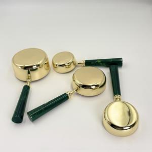 Juego de 4 Cucharas y Tazas Medidoras de Acero Inoxidable, Chapadas en Oro con Mango de Resina, Utensilios de Cocina para Repostería y Barista - Product Image 5