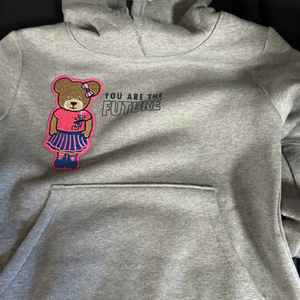 Sudadera con capucha gris Jack and Jill con oso bordado y gráfico You Are The Future, cómoda y elegante para niños y adolescentes - Product Image 3