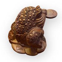 Statue de crapaud en bois sculptée avec raffinement, présentée sur un autel dédié au Dieu de la Richesse et au Dieu de la Terre