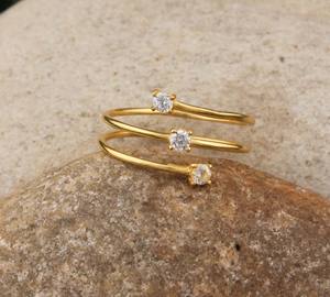 Bague de mariage minimaliste empilable en argent sterling 925 de luxe avec 3 pierres serties de zirconiums cubiques pour femme - Product Image 3