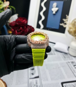 Montre Hip Hop analogique-numérique unisexe avec bracelet en caoutchouc jaune fluo et boucle et lunette argentées - Product Image 4