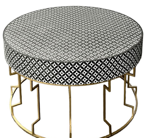 Table basse ronde noire avec incrustation géométrique de carreaux en os sur le dessus et un côté à motif floral répété sur un cadre en laiton. En gros. - Product Image 1