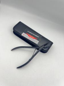 Pince à deux trous de couleur noir mat pour les artistes en extensions capillaires, en acier inoxydable de qualité chirurgicale, avec logo personnalisé et kits en cuir - Product Image 2